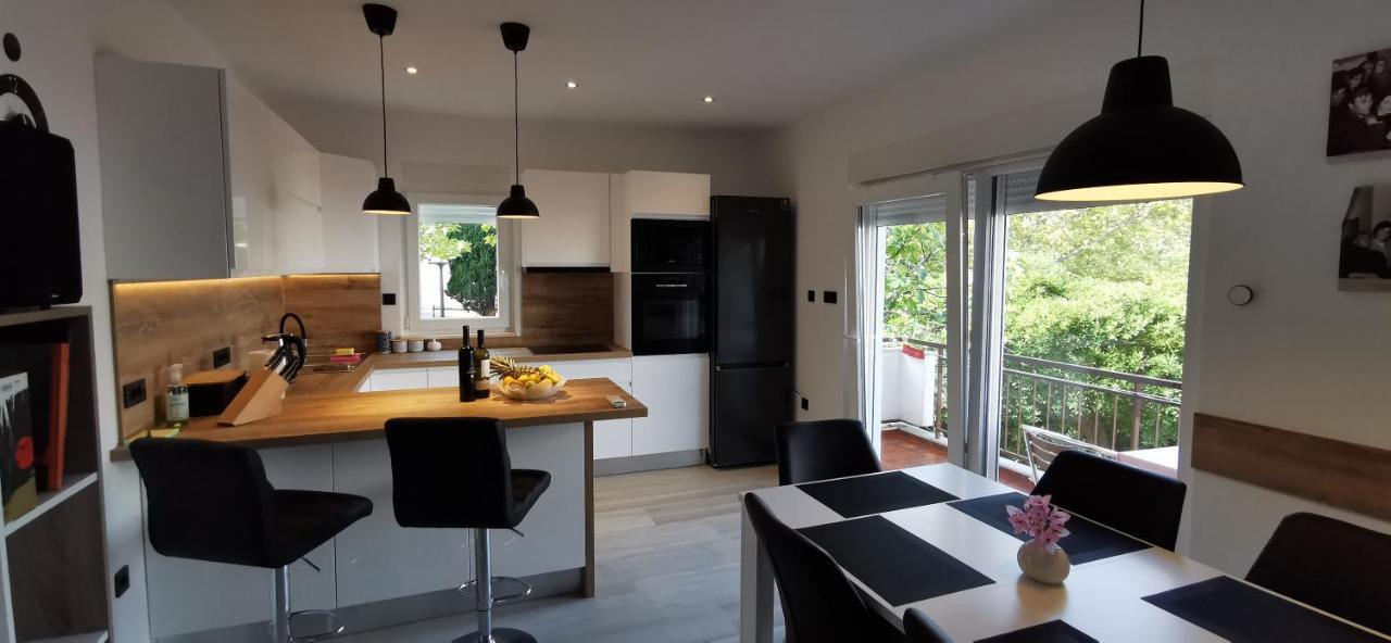Apartman Perunika Selce Exteriör bild