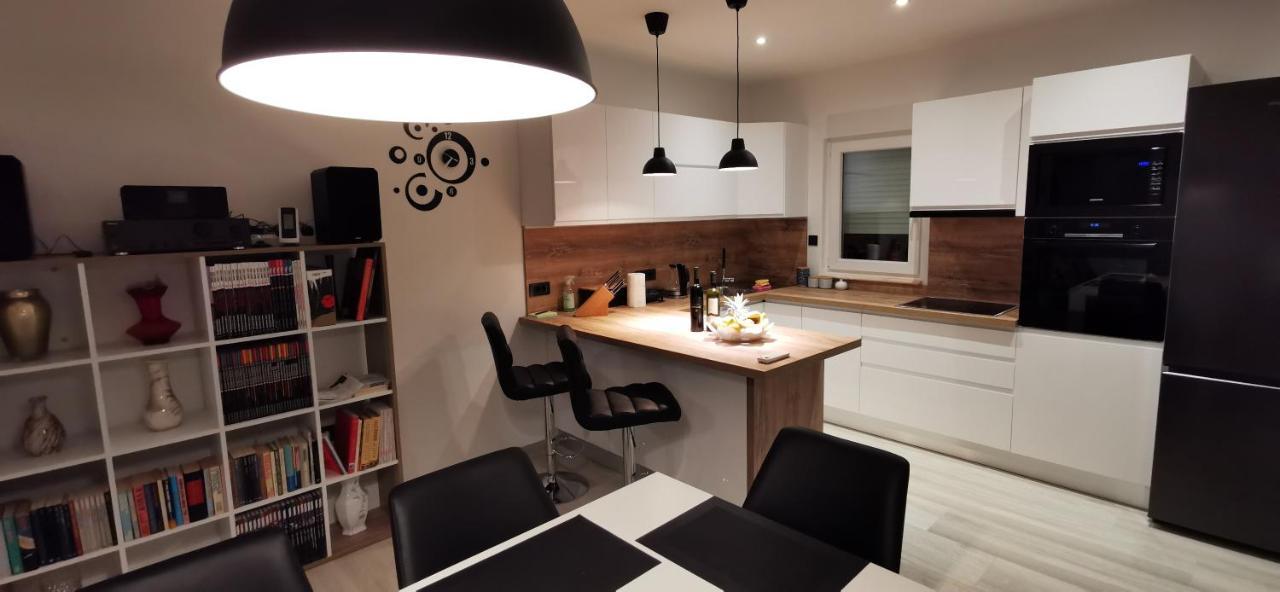 Apartman Perunika Selce Exteriör bild